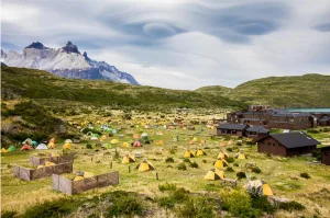 Arquitetura moderna de um refúgio de montanha no Refugio Paine Grande sob um céu claro na Patagônia chilena.