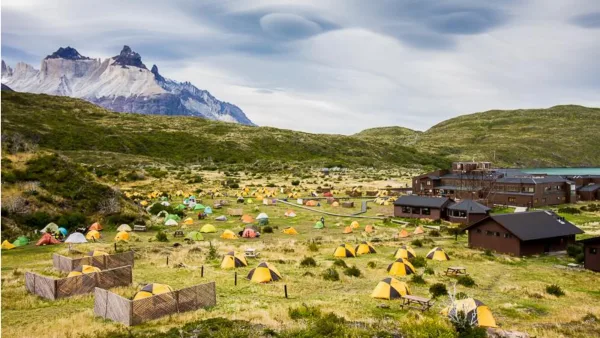 Arquitectura moderna de refugio de montaña en Refugio Paine Grande bajo un cielo despejado en la Patagonia chilena.
