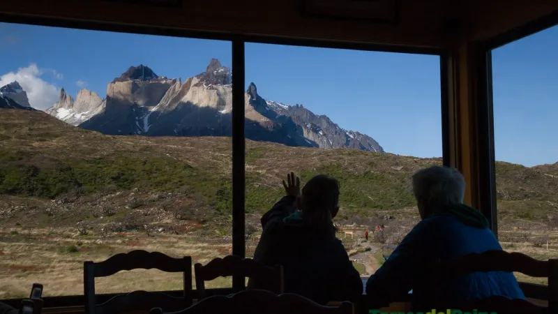 La terraza al aire libre del Refugio Paine Grande ofrece una vista directa de los escarpados picos de granito.