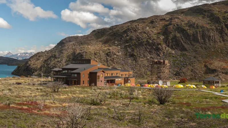 Una vista panorámica del Refugio Paine Grande con sus coloridos edificios enclavados en la base del imponente macizo.
