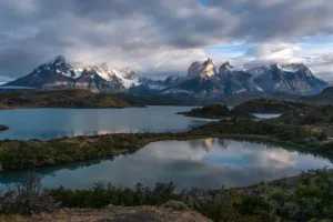 La vibrante superficie azul del lago Pehoé con las siluetas de los picos Cuernos al fondo.