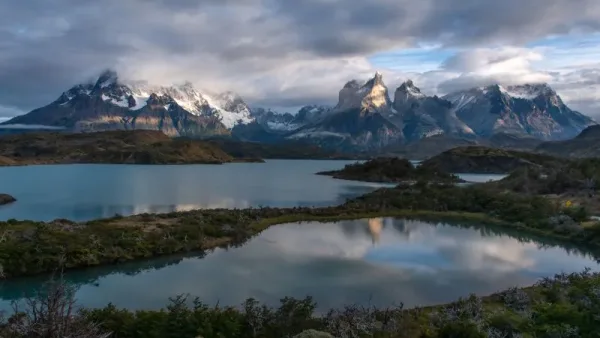 La vibrante superficie azul del lago Pehoé con las siluetas de los picos Cuernos al fondo.