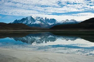 La característica costra de sal blanca que bordea las orillas de la Laguna Amarga bajo un cielo patagónico despejado.