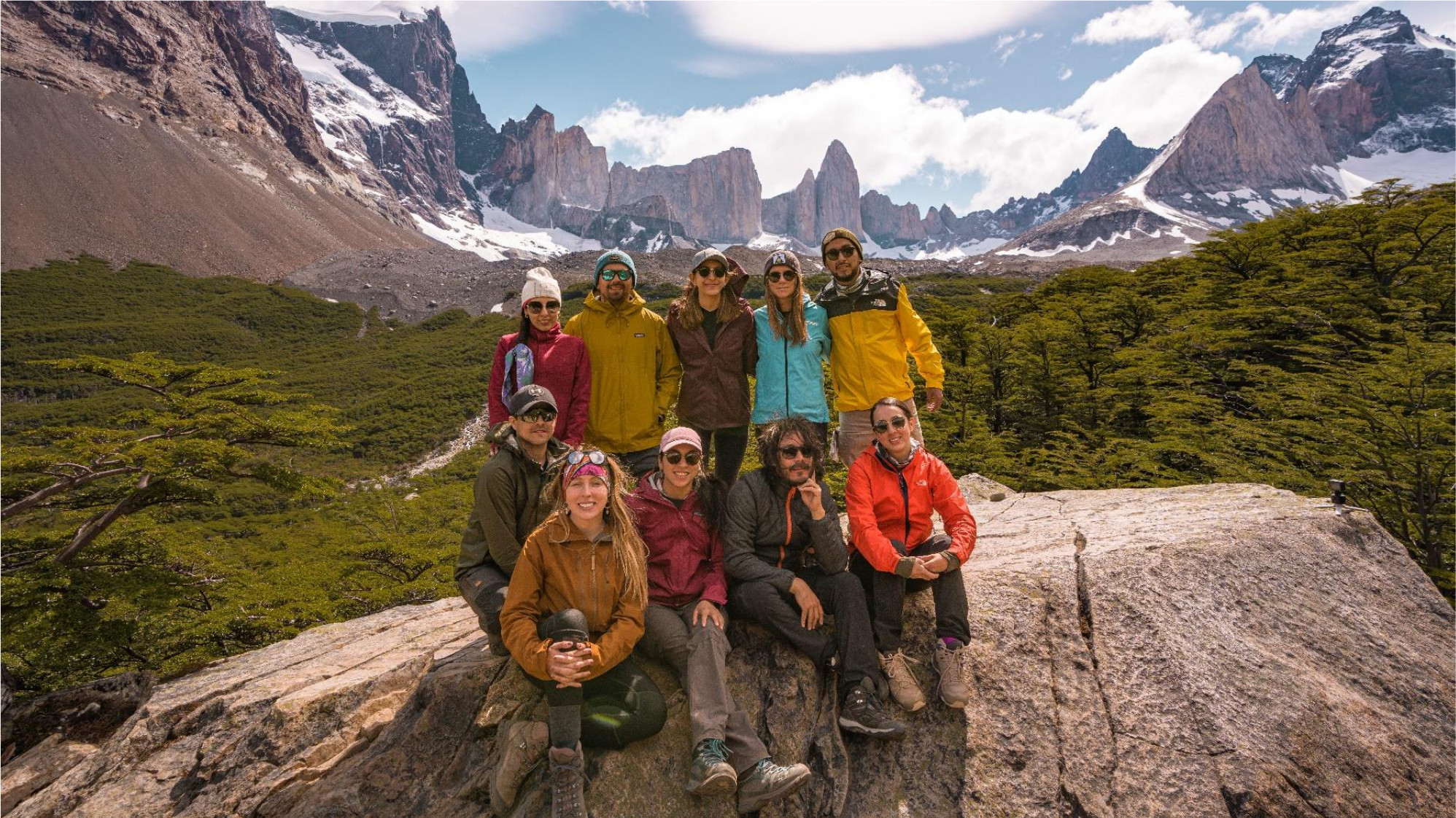 Vista panorâmica do Mirante Britânico, mostrando um espetáculo de 360 ​​graus com picos de granito e geleiras suspensas.
