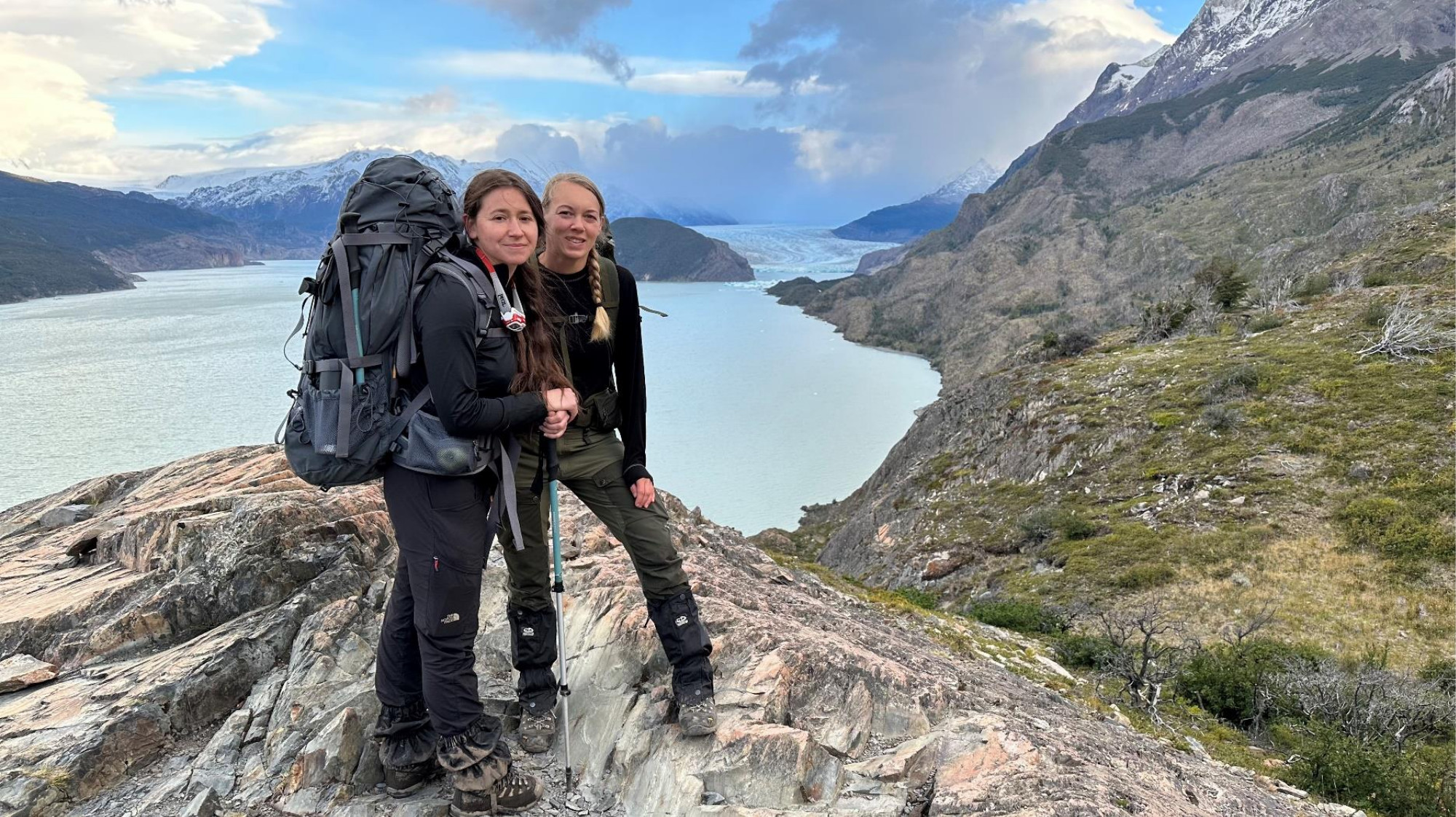 Vista do mirante, observando os icebergs flutuando nas águas glaciais cinzentas do Lago Grey.