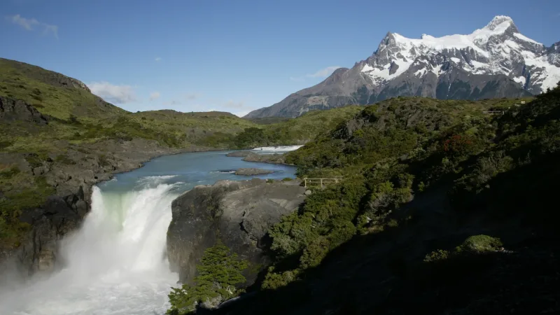 Uma vista da imponente cachoeira Salto Grande, onde a água turquesa despenca entre os penhascos rochosos.