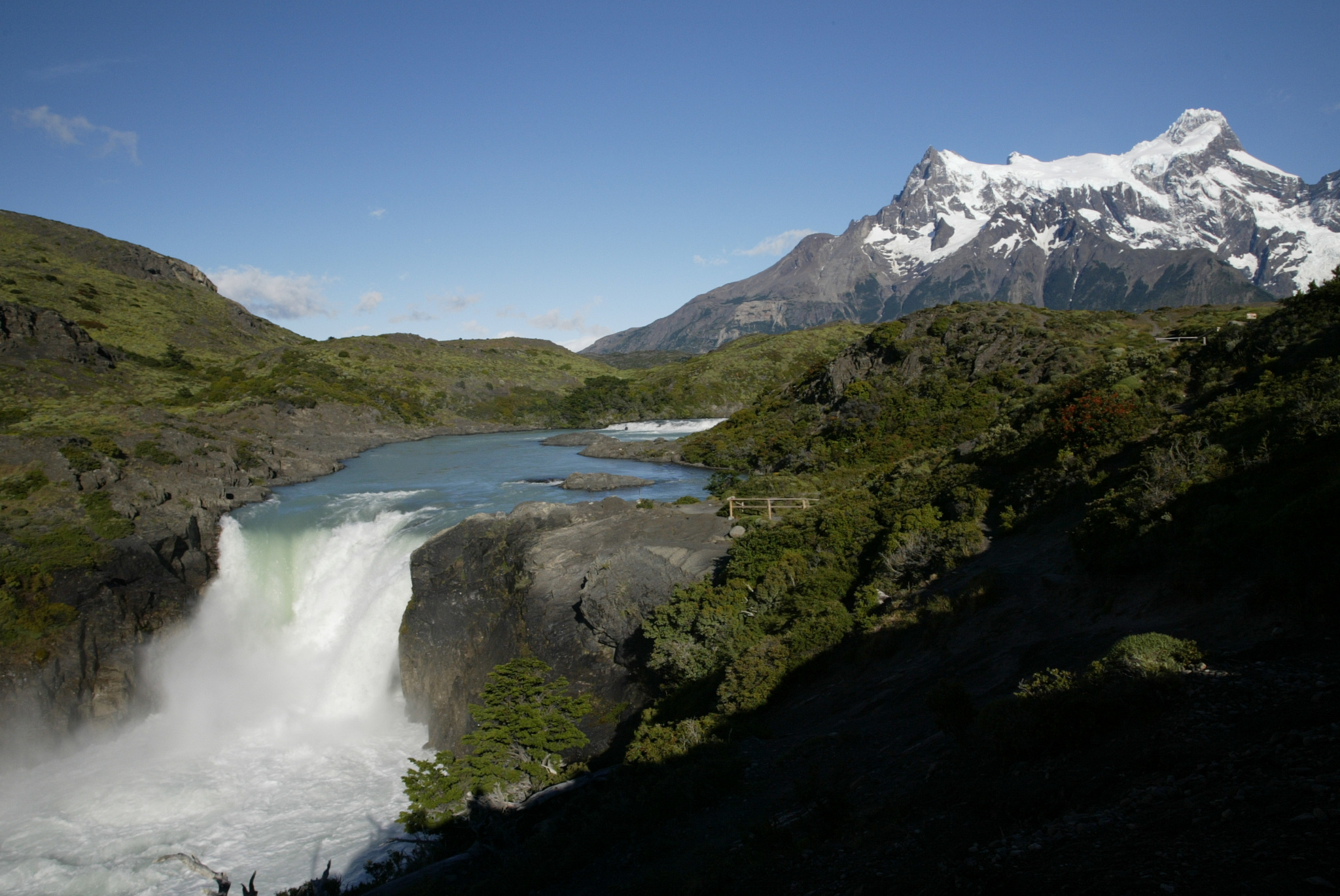 Una vista de la imponente cascada Salto Grande, donde el agua turquesa ruge entre acantilados rocosos.