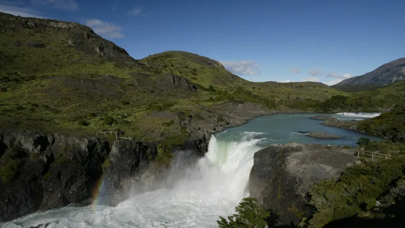 A névoa e o vapor subindo do Salto Grande, com os Cuernos del Paine erguendo-se majestosamente ao fundo.