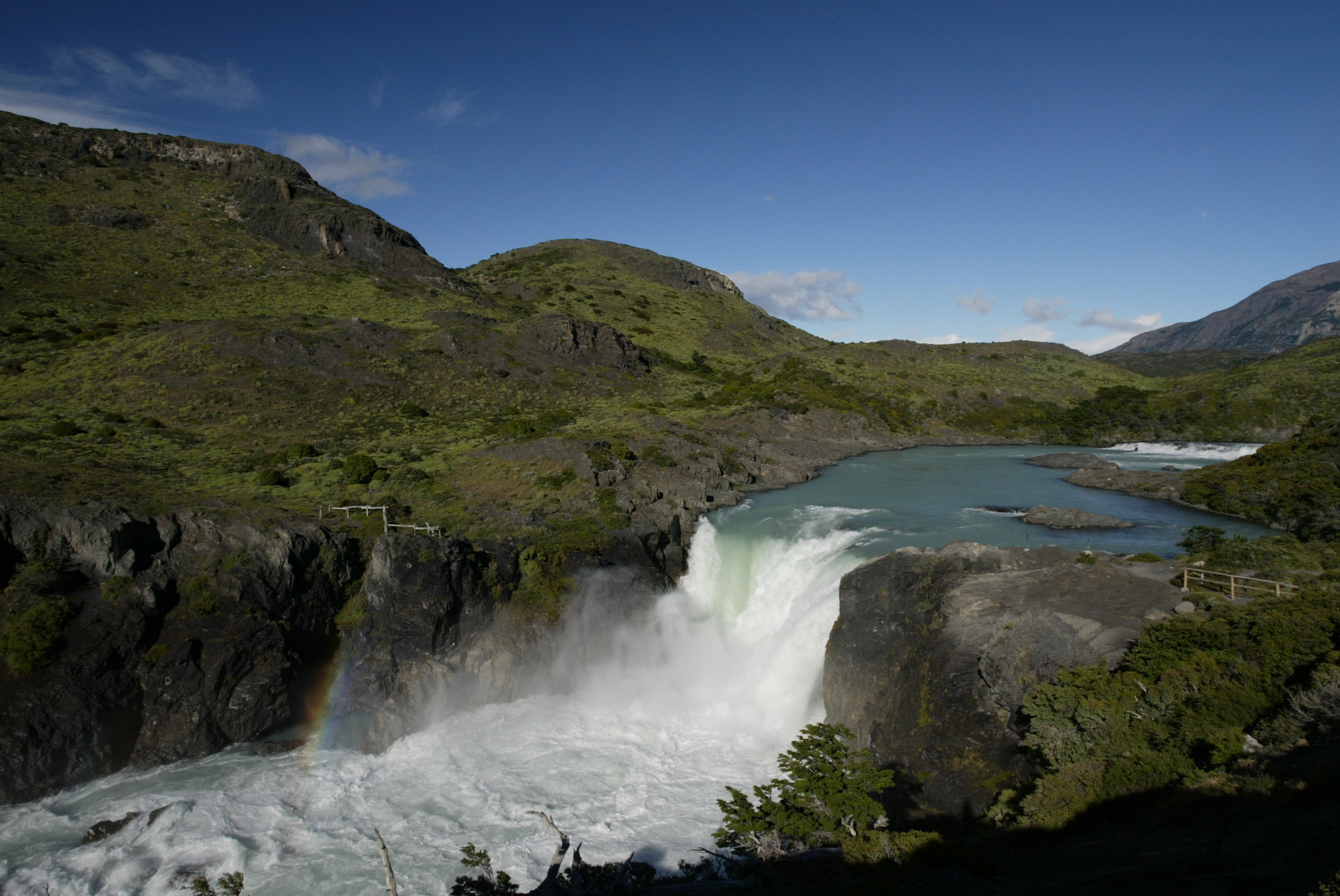 La bruma y el rocío que se elevan desde Salto Grande, con los Cuernos del Paine alzándose majestuosamente tras él.