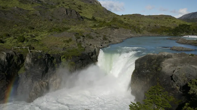 As poderosas águas turquesas da cachoeira Salto Grande despencam por um estreito desfiladeiro rochoso.