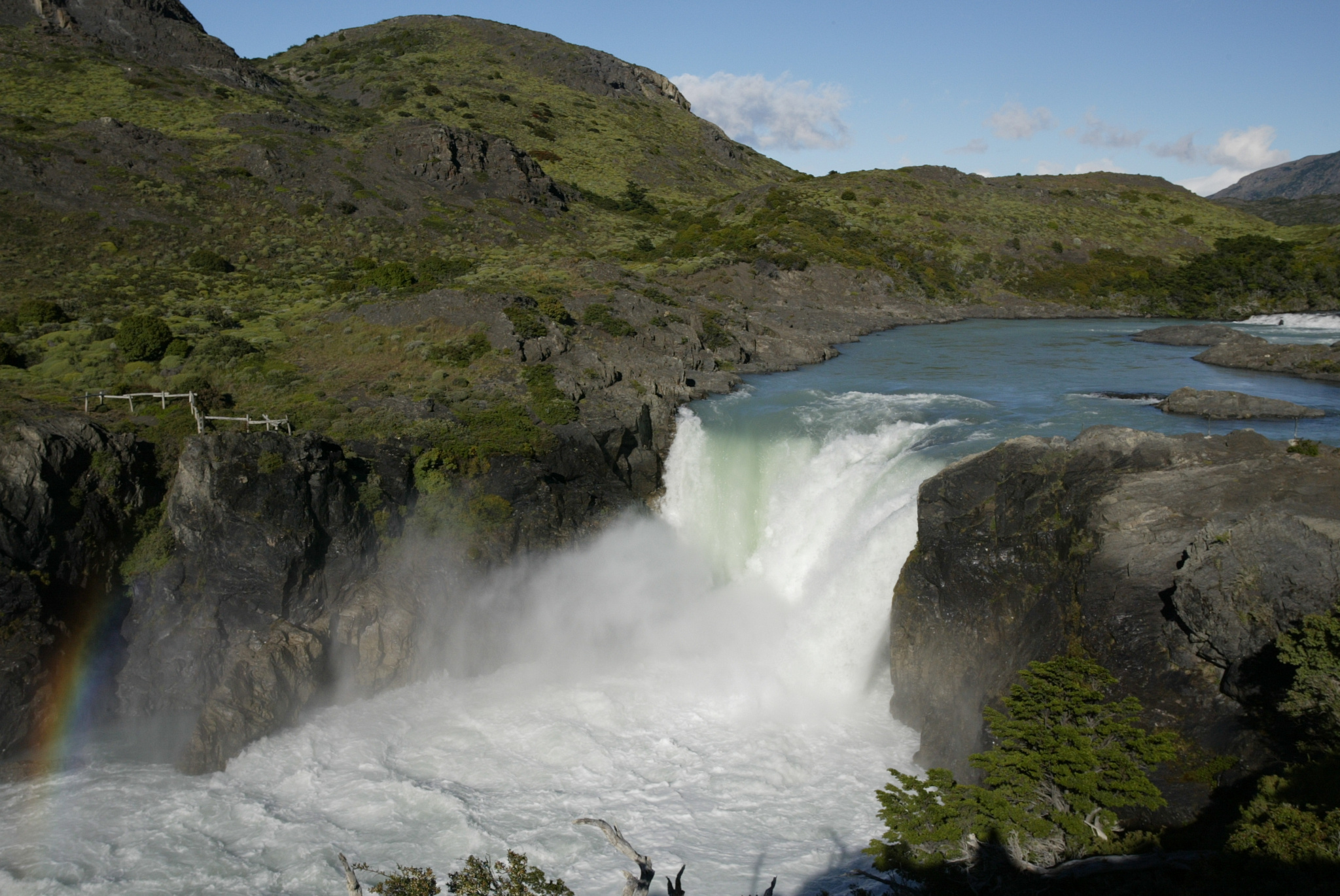 Las potentes aguas turquesas de la cascada Salto Grande se precipitan a través de un estrecho cañón rocoso.