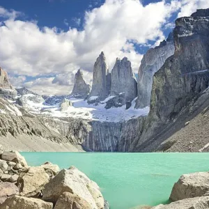 Las agujas verticales de granito de Base de las Torres se alzan imponentes contra el brillante cielo patagónico.