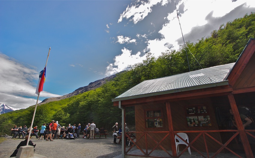 Exterior rústico de madeira da Cafetería Chileno, situada na encosta arborizada da montanha, na trilha W.