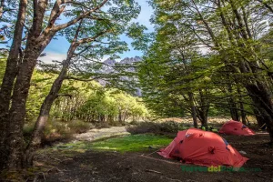 Áreas de camping de baixo impacto, escondidas nas sombras das montanhas perto de Los Perros.