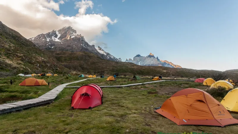 Al atardecer, la luz ilumina las cumbres del macizo del Paine, con vistas al camping Paine Grande.