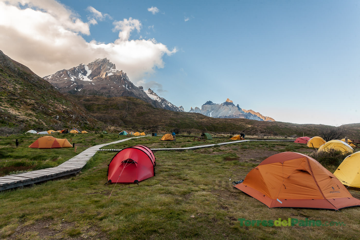 Al atardecer, la luz ilumina las cumbres del macizo del Paine, con vistas al camping Paine Grande.