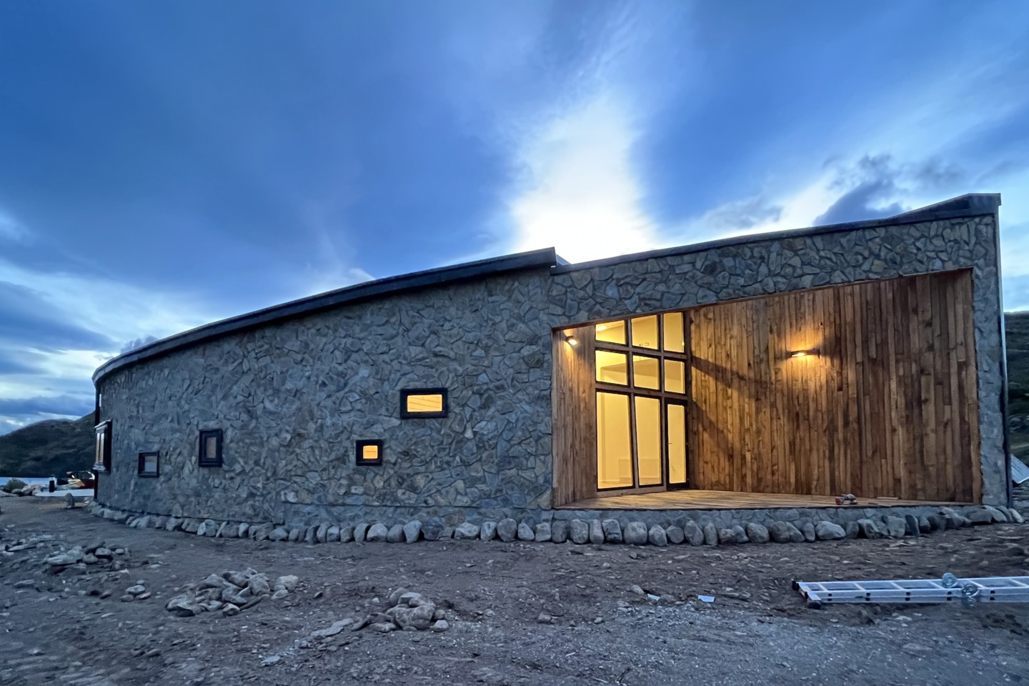 O Centro de Visitantes, com seu design contemporâneo em madeira, fica próximo à entrada principal do parque nacional.