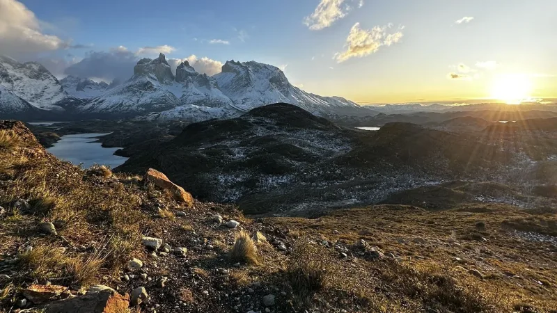 Uma vista panorâmica de lagos turquesa e picos recortados a partir do mirante elevado Mirador Condor.