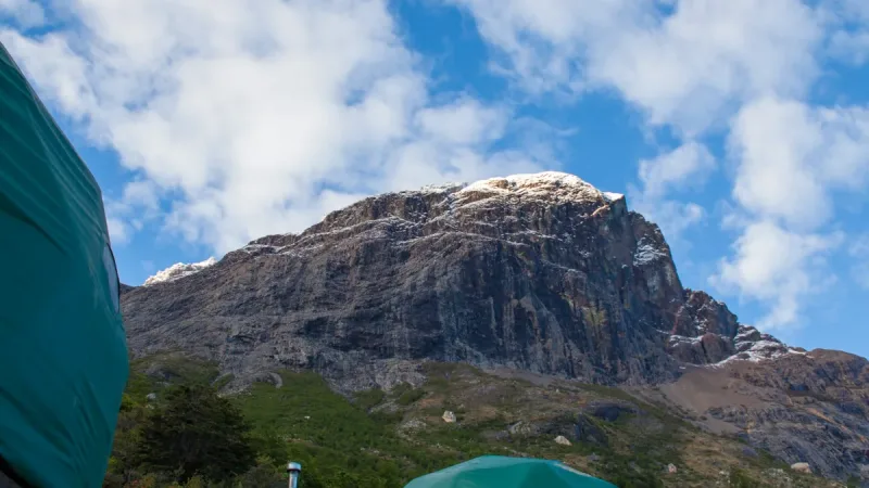 As distintas cúpulas brancas para trekking do Domo Francés estão rodeadas pela exuberante floresta patagônica.