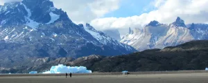 El puesto de guardia oficial de la CONAF cerca del glaciar Grey, rodeado de arbustos autóctonos.