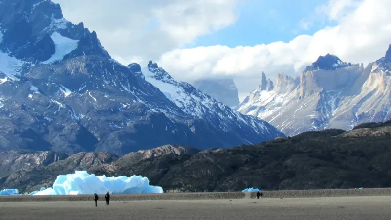 El puesto de guardia oficial de la CONAF cerca del glaciar Grey, rodeado de arbustos autóctonos.