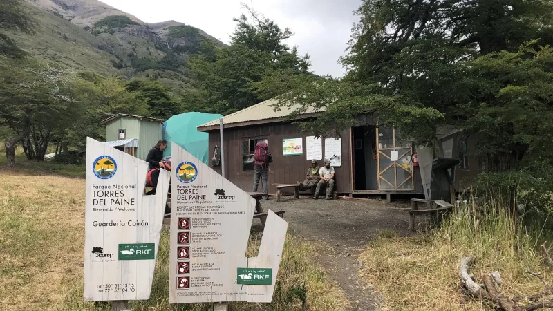 Un puesto de guardaparques aislado en Coirón, a lo largo del sendero que conduce al lado norte del parque.