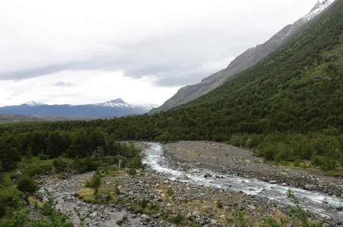 Cabaña rústica de madera de Guardería Italiano al comienzo de la caminata hacia el Valle Francés.