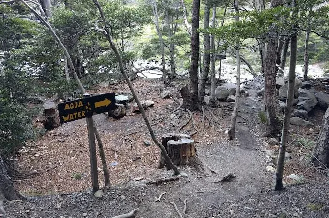 A entrada de madeira do posto de guarda-florestal Italiano, no coração da região montanhosa.