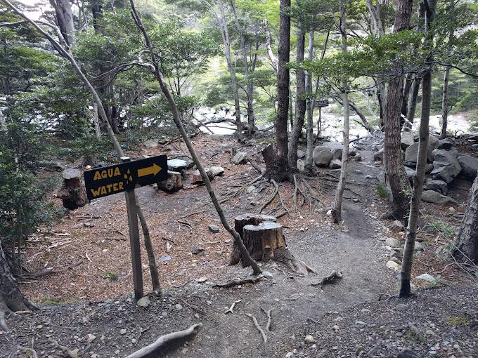 La entrada de madera de la estación de guardaparques de Italiano, enclavada en la inmensidad de la montaña.