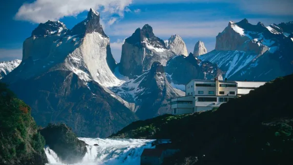 Vista desde un balcón del Hotel Explora que muestra las aguas azules cristalinas del lago y las agujas de granito.