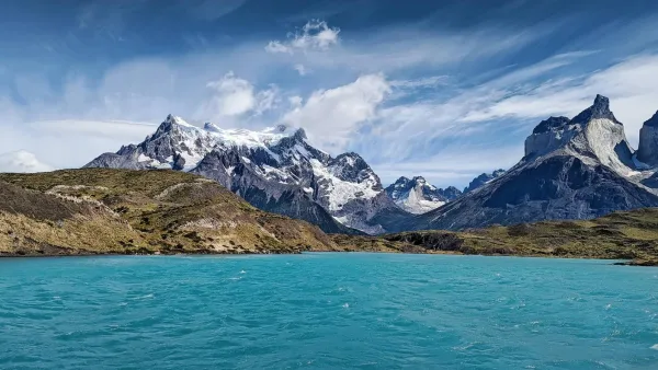 Picos nevados que se reflejan en las aguas cristalinas del lago Sköttsberg a lo largo de la ruta W.