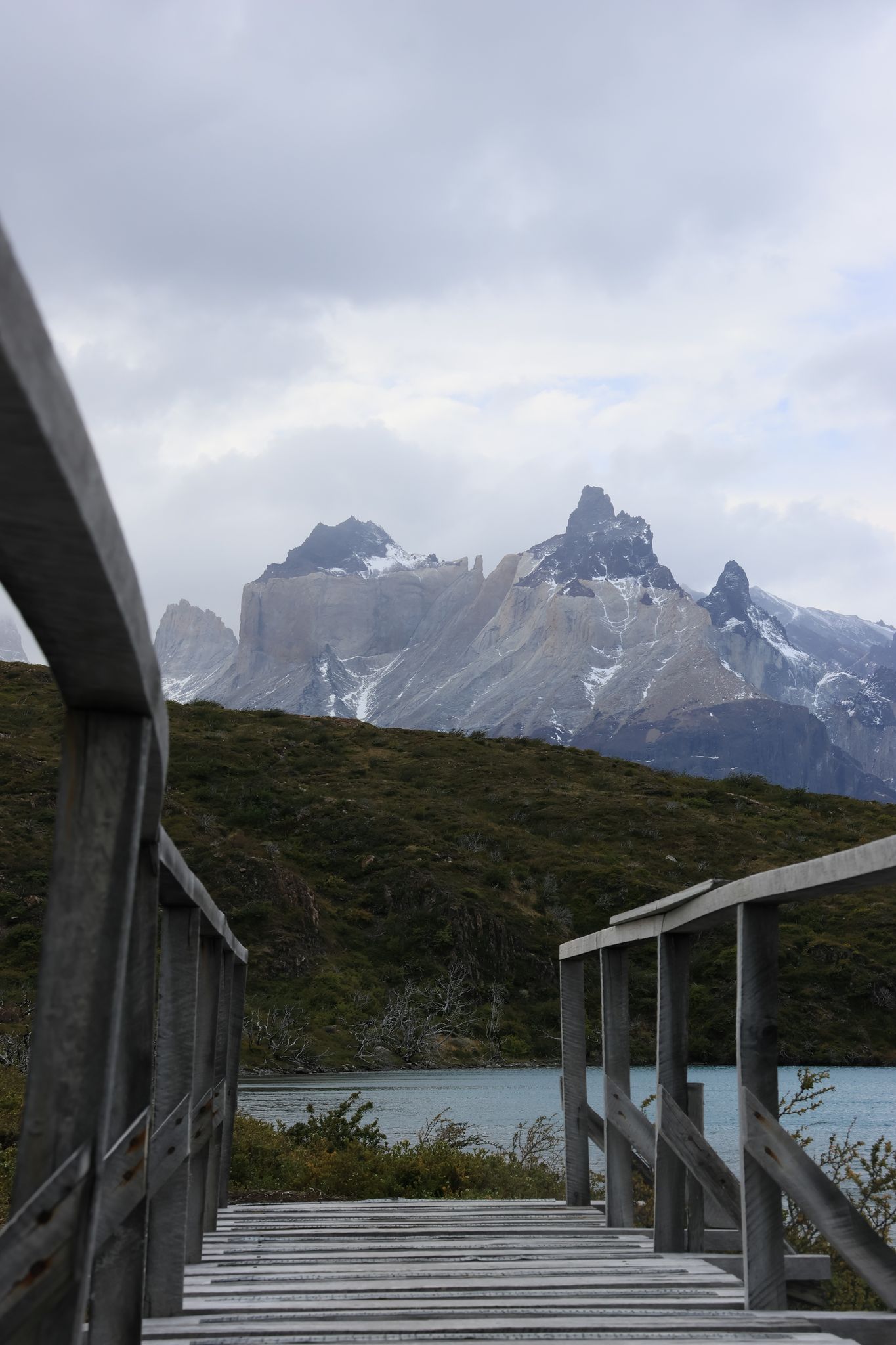 Las olas turquesas ondulan en el lago Pehoé, con la majestuosa Cordillera del Paine elevándose en la distancia.