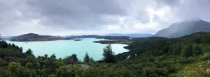 Cabañas rústicas de madera y el albergue principal del Refugio Los Cuernos se encuentran escondidos bajo los enormes picos de granito.