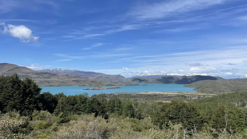 La singular roca estratificada de los picos Cuernos se alza imponente sobre los refugios de montaña del sendero Nordenskjöld.