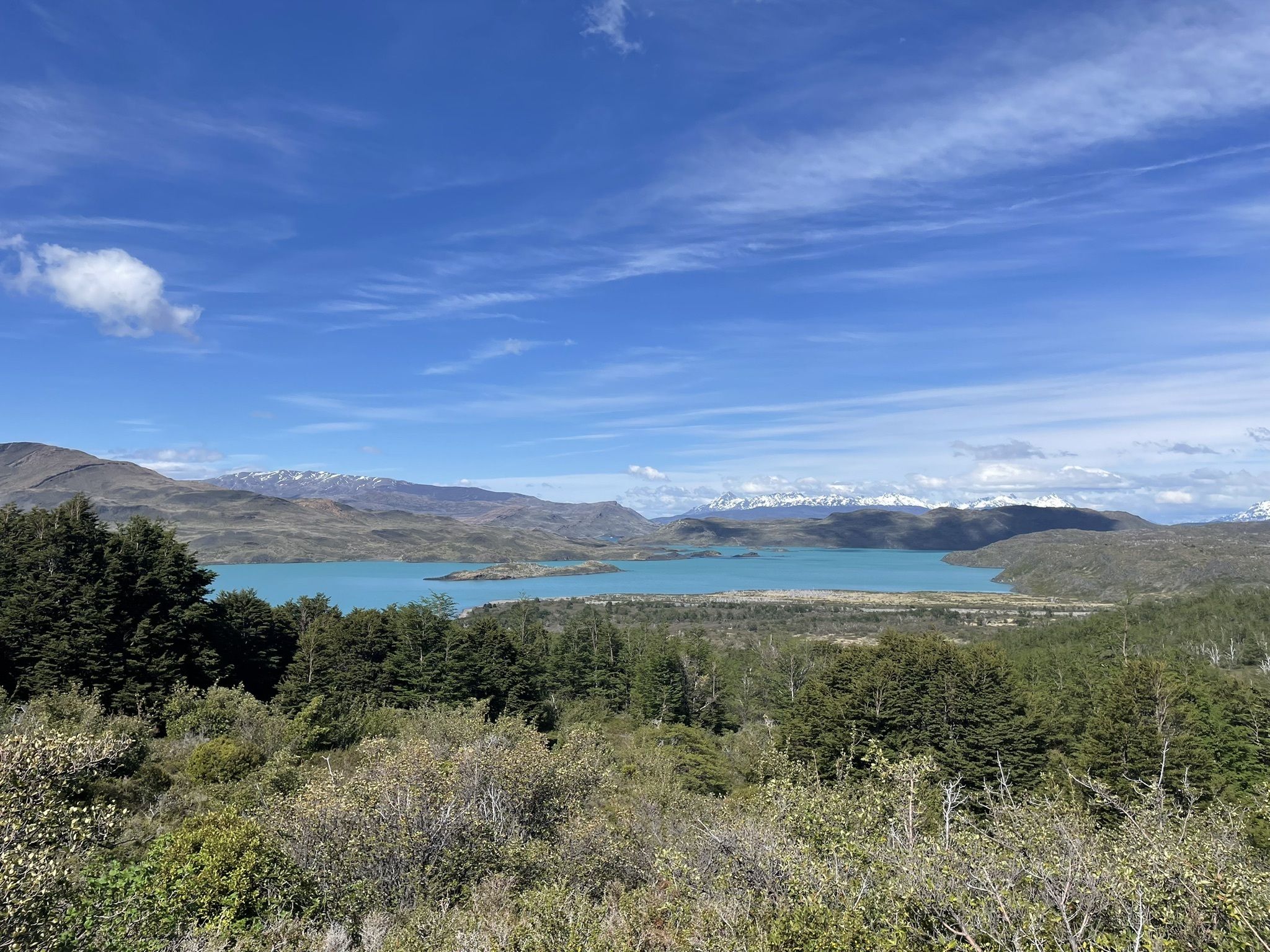 La singular roca estratificada de los picos Cuernos se alza imponente sobre los refugios de montaña del sendero Nordenskjöld.