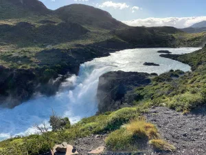 La niebla se eleva sobre la imponente cascada turquesa del Salto Grande, vista desde el mirador rocoso.