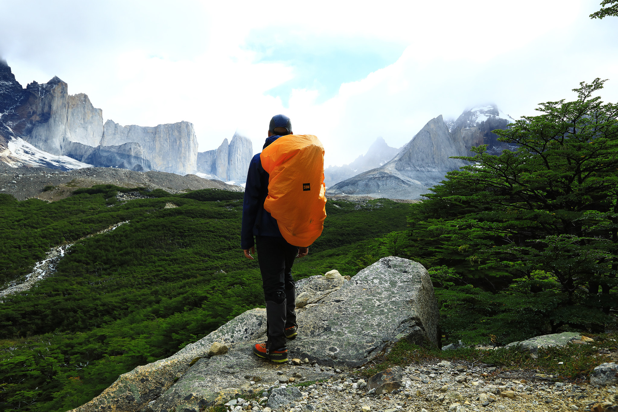 Cumes montanhosos recortados e geleiras suspensas vistos do anfiteatro rochoso do Mirante Britânico.