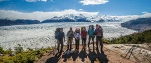 La vasta extensión del glaciar Grey se extiende bajo el paso nevado en el Mirador Paso Gardner.
