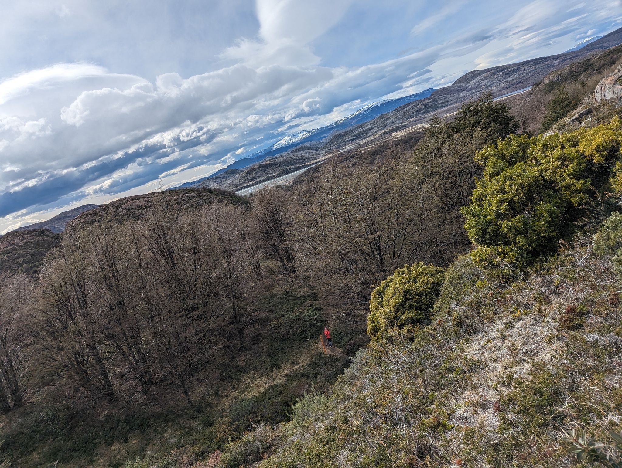 El vasto paisaje patagónico que se extiende hacia el horizonte, con glaciares y lagos, se divisa desde el mirador de Ferrier.