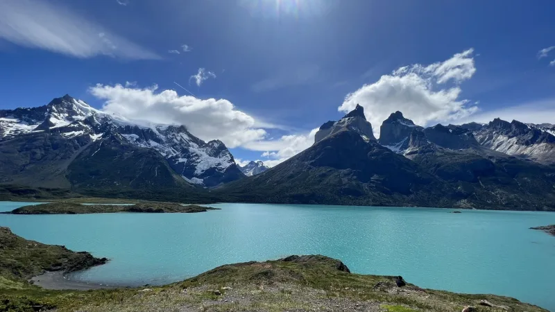 Do mirante, avista-se uma vista espetacular dos picos de granito recortados de Los Cuernos, que se elevam abruptamente contra o céu.