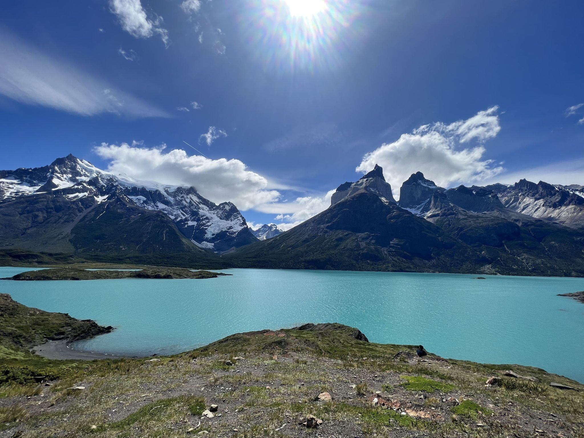 Desde el mirador se disfruta de una vista espectacular de los escarpados picos de granito de Los Cuernos, que se alzan abruptamente contra el cielo.