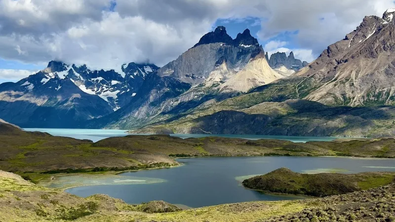 As águas azul-escuras do Lago Nordenskjöld emolduradas pelas distintas cordilheiras do Maciço Paine.