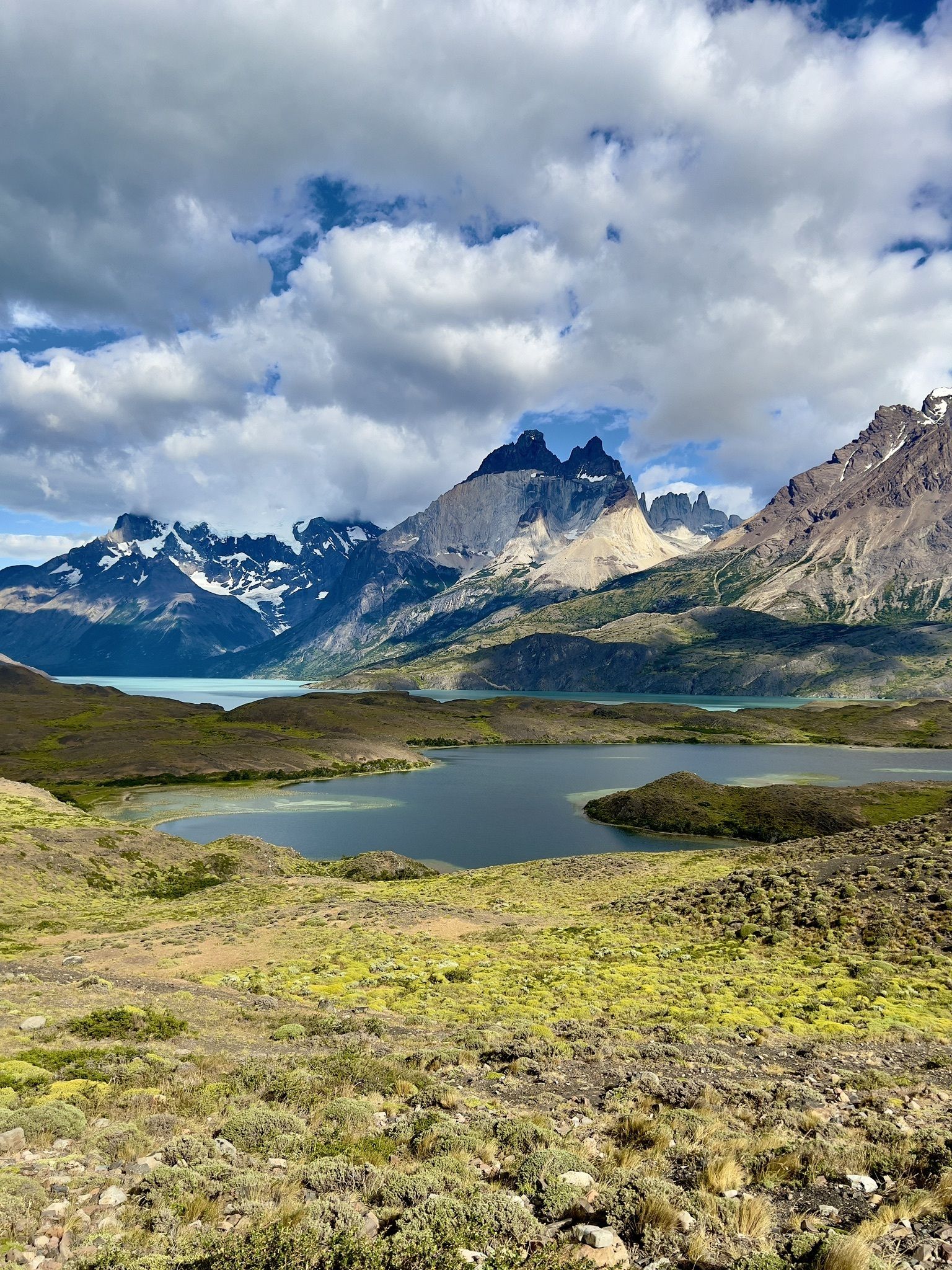 Las profundas aguas azules del lago Nordenskjöld enmarcadas por las características crestas montañosas del macizo de Paine.