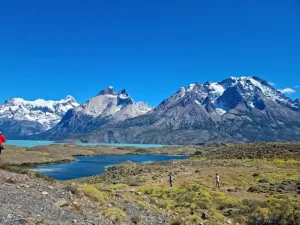 Uma vista panorâmica das margens varridas pelo vento do Lago Nordenskjöld, sob os icônicos Chifres de Paine.