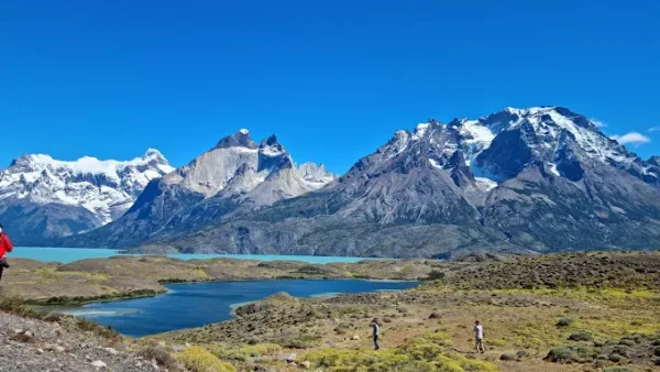 Uma vista panorâmica das margens varridas pelo vento do Lago Nordenskjöld, sob os icônicos Chifres de Paine.