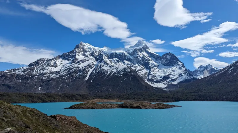 Vista aproximada das formações rochosas em camadas de Los Cuernos, a partir do mirante da trilha à beira do lago.