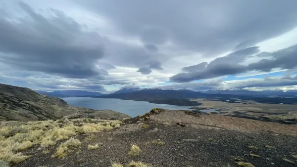 Uma vista panorâmica dos rios sinuosos e do azul infinito do Lago del Toro a partir do cume rochoso.