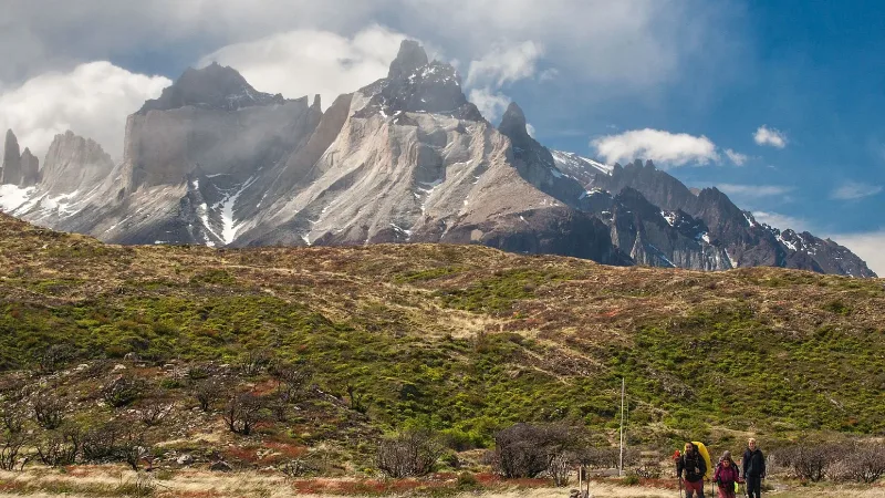 El gran refugio de madera y las instalaciones de acampada del sector Paine Grande, situado a los pies de la montaña.