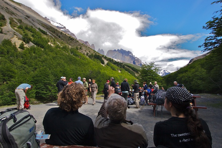 O Refúgio El Chileno está situado entre as árvores no Vale Ascencio, a caminho da Base das Torres.