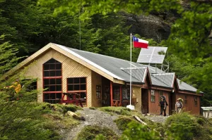 La entrada principal y el pórtico del Refugio El Chileno, un lugar de descanso popular para los excursionistas de la ruta W.
